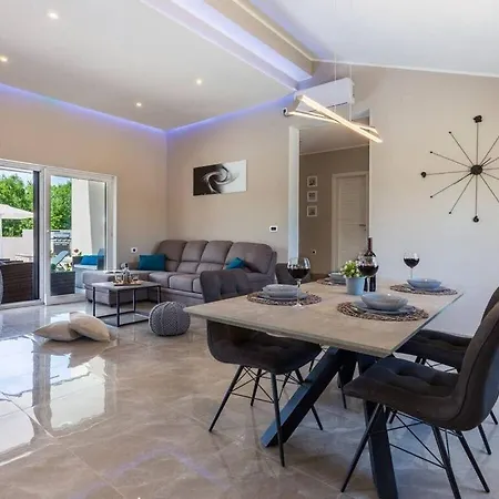 Сasa de vacaciones Beautiful Martina With Private Pool *