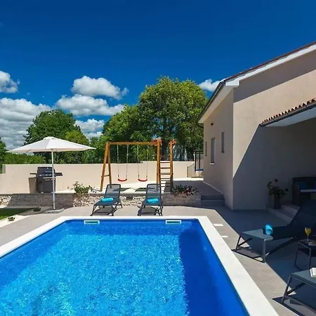 Beautiful Martina With Private Pool *